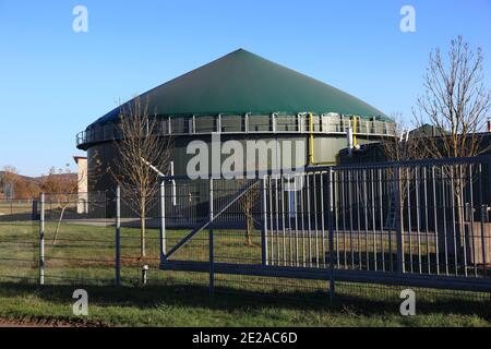 Biogasproduktion im ländlichen Deutschland / Biogasanlage, Erzeugung von Biogas durch Vergärung von Biomasse, Deutschland Stockfoto