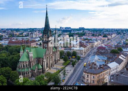 Luftaufnahme auf Elisabethkirche in Lviv, Ukraine von Drohne. Stockfoto