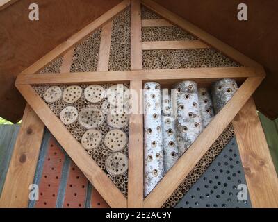 Ein Insektenhotel aus Holz und Naturprodukten in einem Park. Stockfoto