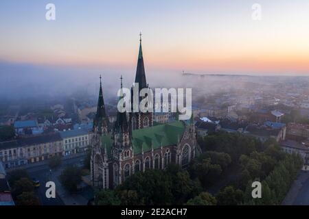 Luftaufnahme auf Elisabethkirche in Lviv, Ukraine von Drohne Stockfoto