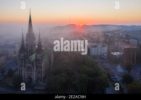 Luftaufnahme auf Elisabethkirche in Lviv, Ukraine von Drohne Stockfoto