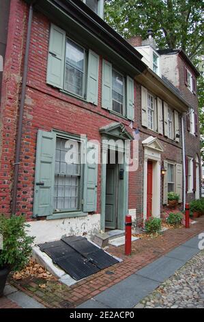 Kolonialhaus Philadelphia USA Säulenfarbe rot grün gestrichen Gebäude Straße Straßen sauber elegant elegant Stockfoto