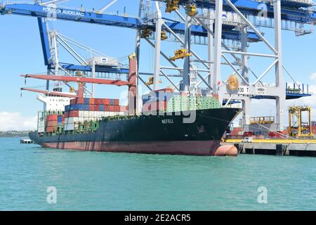 AUCKLAND, NEUSEELAND - 03. Jan 2021: Blick auf das Nefeli-Containerschiff in den Häfen von Auckland Stockfoto