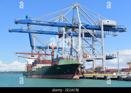 AUCKLAND, NEUSEELAND - 03. Jan 2021: Blick auf das Nefeli-Containerschiff in den Häfen von Auckland Stockfoto