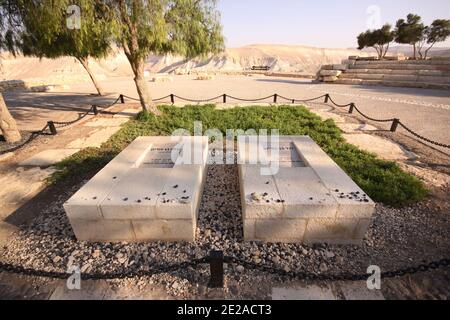 Israel, Negev, Kibbuz Sde Boker, das Grab von David (rechts) und Pola (links) Ben Gurion Wüste im Hintergrund Juli 2008 Stockfoto