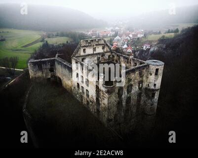 Luftpanorama von vergessenen verlassenen Ruinen der Burg Schulzburg Schuelzburg In Anhausen Hayingen Grosse Lautertal Schwäbische Alb Baden-Wuerttember Stockfoto