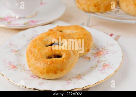 Eccles Kuchen ein kleines rundes Gebäck mit Johannisbeeren oder gefüllt Rosinen aus der Stadt Eccles in Lancashire England Stockfoto