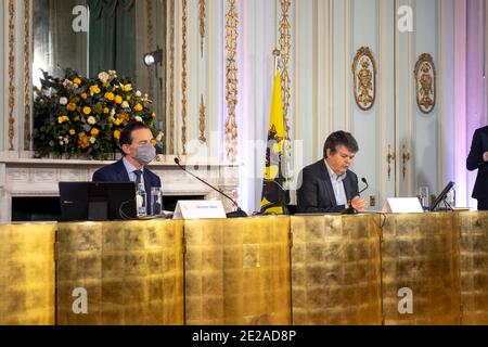 Der flämische Minister für Wohlfahrt Wouter Beke und der flämische Minister für Innenpolitik und Zusammenleben Bart Somers während einer Pressekonferenz von Stockfoto