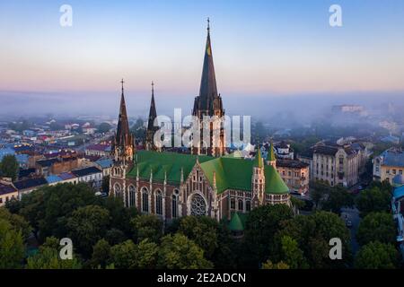 Luftaufnahme auf Elisabethkirche in Lviv, Ukraine von Drohne. Stockfoto