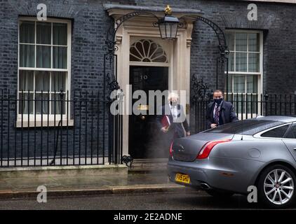 London, Großbritannien. Januar 2021. Premierminister Boris Johnson verlässt die Downing Street 10, um für die Fragen der Premierminister ins Parlament zu gehen. Er wird Keir Starmer über den Versandkarton gegenüberstehen und nach kostenlosen Schulmahlzeiten und der Coronavirus-Pandemie gefragt werden. Kredit: Mark Thomas/Alamy Live Nachrichten Stockfoto