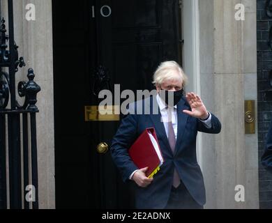 London, Großbritannien. Januar 2021. Premierminister Boris Johnson verlässt die Downing Street 10, um für die Fragen der Premierminister ins Parlament zu gehen. Er wird Keir Starmer über den Versandkarton gegenüberstehen und nach kostenlosen Schulmahlzeiten und der Coronavirus-Pandemie gefragt werden. Kredit: Mark Thomas/Alamy Live Nachrichten Stockfoto