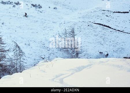 Mountainbiken im jungfräulichen Schnee, in der Nähe von Loweswater, Lake District Stockfoto