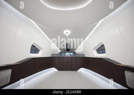 (210113) -- CHENGDU, 13. Januar 2021 (Xinhua) -- das Foto vom 12. Januar 2021 zeigt das Innere eines Prototyps eines Magnetschwebezugs in Chengdu, südwestlich der chinesischen Provinz Sichuan. Eine Prototyp-Lokomotive mit Hochtemperatur-Supraleitertechnik (HTS) wurde am Mittwoch in der südwestchinesischen Stadt Chengdu ausgerollt. Die im Inland entwickelte Magnetschwebebahn verfügt über eine entworfene Geschwindigkeit von 620 km/h, so Southwest Jiaotong University, einer der Designer des Zuges. Noch am selben Tag wurde eine 165-Meter-Linie zum Testen des neuen Zuges gestartet. (Xinhua/Liu Kun) Stockfoto