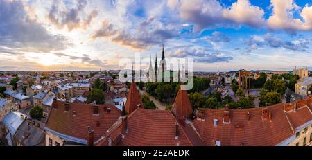 Luftaufnahme auf Elisabethkirche in Lviv, Ukraine von Drohne. Stockfoto
