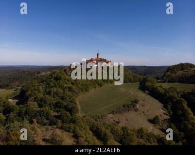 Luftpanorama des mittelalterlichen Hügelbauschlosses Leuchtenburg in Seitenroda Kahla Thüringen Deutschland in Europa Stockfoto