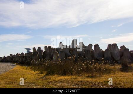 Tetrapod Wellenbrecher Betonbau am Strand in Anaklia, Georgia. Schwarzes Meer. Stockfoto