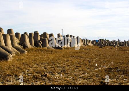 Tetrapod Wellenbrecher Betonbau am Strand in Anaklia, Georgia. Schwarzes Meer. Stockfoto