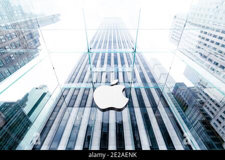 Apple Store auf der Fifth Avenue am 28. November 2019 in New York City, USA. Ursprünglich war Apples ikonischer Fifth Avenue Store Stockfoto