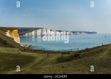 Blick auf die weißen Klippen von Seven Sisters at Hope Gap auf dem South Downs Way Klippenweg im South Downs National Park, East Sussex Stockfoto