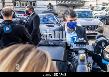 Flämischer Minister für Innenpolitik und Zusammenleben Bart Somers Gespräche mit der Presse nach einer Pressekonferenz der Flämische Regierung in Bezug auf Th Stockfoto