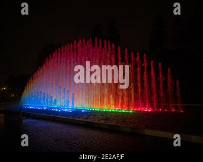 Bunt beleuchtete Brunnen Licht Kunst Installation Circuito magico del Agua im Parque de la Reserva Lima Peru Südamerika Stockfoto