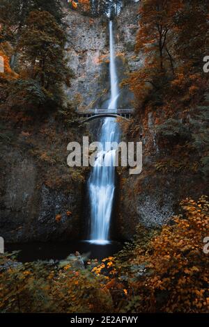 Malerische Aussicht auf die berühmten Multnomah Falls mit üppigem Herbstlaub, Columbia River Gorge, Oregon, USA Stockfoto