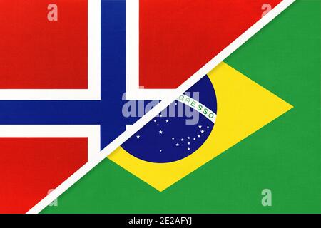 Norwegen und Brasilien, Nationalflaggen aus Textil. Beziehung, Partnerschaft und Übereinstimmung zwischen zwei Ländern. Stockfoto