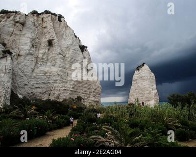 Der berühmteste Punkt von Vieste: Der vertikale Felsmonolith Pizzomunno, der auf 25 m Höhe steht, in der Nähe der Spiaggia del Castello (Adria), Italien, Apulien, Ga Stockfoto