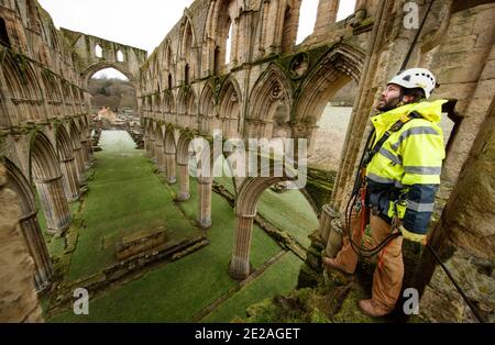 Der Steinmetz James Preston von SSH Conservation, untersucht die Rievaulx Abbey in North Yorkshire, da sich English Heritage darauf vorbereitet, wichtige Naturschutzarbeiten durchzuführen. English Heritage beauftragt eine Untersuchung der Abtei Rievaulx in einem fünfjährigen Zyklus, um den Zustand der Abtei vom Boden bis zur Spitze der Struktur zu beurteilen. Stockfoto