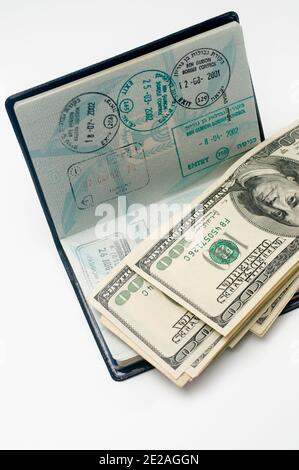 Ein gebrauchter Reisepass und US-Dollar Stockfoto