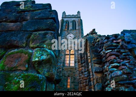 Kilwinning Abbey ist eine ruinierte Abtei im Zentrum der Stadt Kilwinning, North Ayrshire.Schottland, Großbritannien Stockfoto