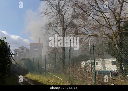 Ris-Orangis, Frankreich. Februar 2015. Brand in Lagerhäusern in RIS-Orangis am 27. Februar 2015, Frankreich. Stockfoto