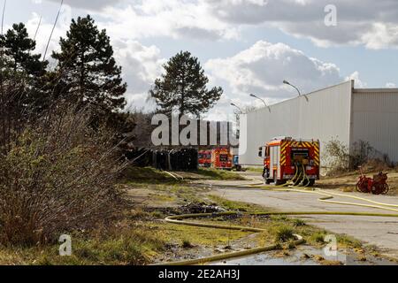 Ris-Orangis, Frankreich. Februar 2015. Brand in Lagerhäusern in RIS-Orangis am 27. Februar 2015, Frankreich. Stockfoto