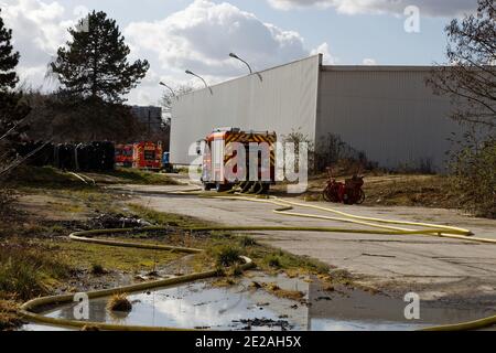 Ris-Orangis, Frankreich. Februar 2015. Brand in Lagerhäusern in RIS-Orangis am 27. Februar 2015, Frankreich. Stockfoto