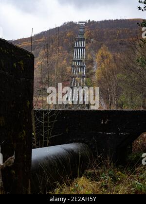 Rohrleitungen, die Wasser vom Blackwater Dam zum Wasserkraftwerk Kinlochleven in Schottland transportieren Stockfoto