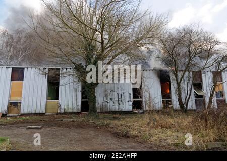 Ris-Orangis, Frankreich. Februar 2015. Feuerlöschschlauch in Aktion zum Löschen des Brandes in Lagern in RIS-Orangis in Frankreich. Stockfoto