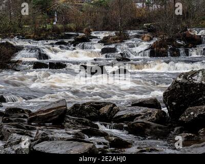 Die Wasserfälle von Dochart am Fluss Dochart bei Killin in Stirling, Schottland, Großbritannien Stockfoto