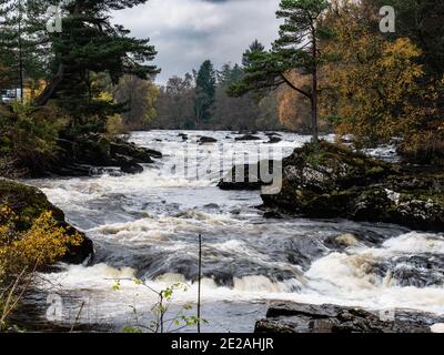 Die Wasserfälle von Dochart am Fluss Dochart bei Killin in Stirling, Schottland, Großbritannien Stockfoto