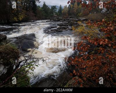 Die Wasserfälle von Dochart am Fluss Dochart bei Killin in Stirling, Schottland, Großbritannien Stockfoto