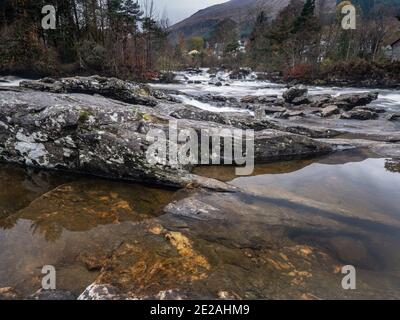 Die Wasserfälle von Dochart am Fluss Dochart bei Killin in Stirling, Schottland, Großbritannien Stockfoto