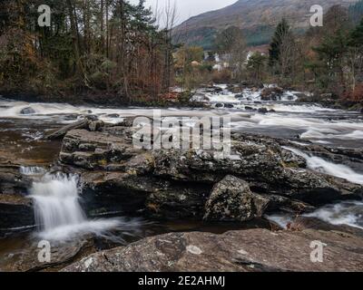 Die Wasserfälle von Dochart am Fluss Dochart bei Killin in Stirling, Schottland, Großbritannien Stockfoto