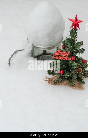 Dekorativ, kleiner Fischgrät. Und eine Laterne für eine Kerze im Schnee gibt es einen Platz für Text. Weihnachten, Neujahrskonzept. Hochwertige Fotos Stockfoto