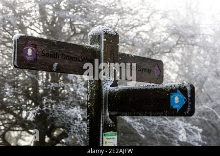 Chanctonbury Ring, Sussex, Großbritannien. 9. JANUAR 2021 EIN Schild auf dem South Downs Way in der Nähe des Chanctonbury Ring in Sussex mit windgeblasenen Eiskristallen bedeckt. Stockfoto