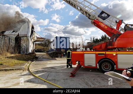 Ris-Orangis, Frankreich. Februar 2015. Brand in Lagerhäusern in RIS-Orangis am 27. Februar 2015, Frankreich. Stockfoto