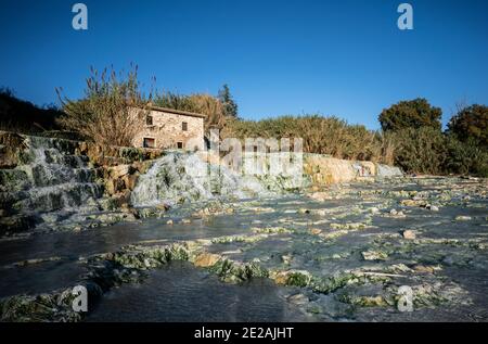 Cascata del Gorello auch bekannt als Cascate del Mulino, Thermalwasserfall, terme di Saturnia, Grosseto, Toskana, Italien Stockfoto