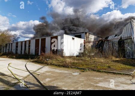 Ris-Orangis, Frankreich. Februar 2015. Feuerlöschschlauch in Aktion zum Löschen des Brandes in Lagern in RIS-Orangis in Frankreich. Stockfoto