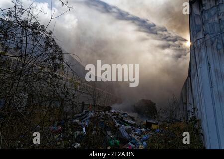 Ris-Orangis, Frankreich. Februar 2015. Feuerlöschschlauch in Aktion zum Löschen des Brandes in Lagern in RIS-Orangis in Frankreich. Stockfoto