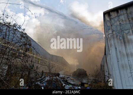 Ris-Orangis, Frankreich. Februar 2015. Feuerlöschschlauch in Aktion zum Löschen des Brandes in Lagern in RIS-Orangis in Frankreich. Stockfoto