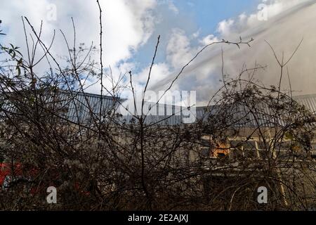 Ris-Orangis, Frankreich. Februar 2015. Feuerlöschschlauch in Aktion zum Löschen des Brandes in Lagern in RIS-Orangis in Frankreich. Stockfoto