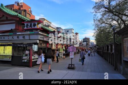 Taito, Tokio, Japan - September 18 2020: Am späten Nachmittag Blick auf den Fußgängerverkehr auf der Nakamise Shopping Street, die zwischen dem Haupttor und m verläuft Stockfoto